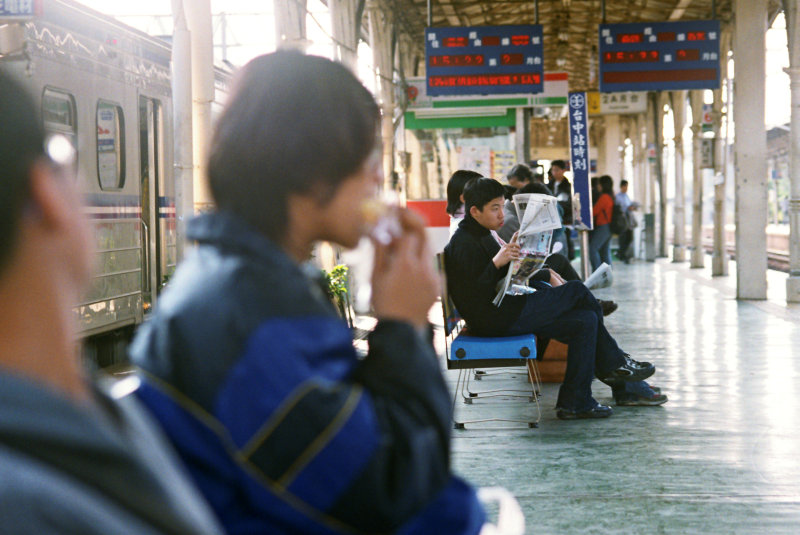 台灣鐵路旅遊攝影台中火車站月台旅客2002年之前攝影照片58